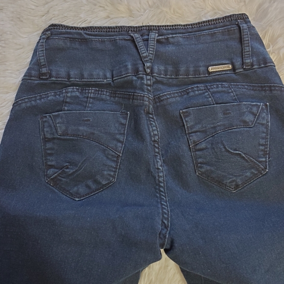 HIGH WAIST DARK WASH BOOTY POPPING DENIM CAPRIS - Picture 9 of 13